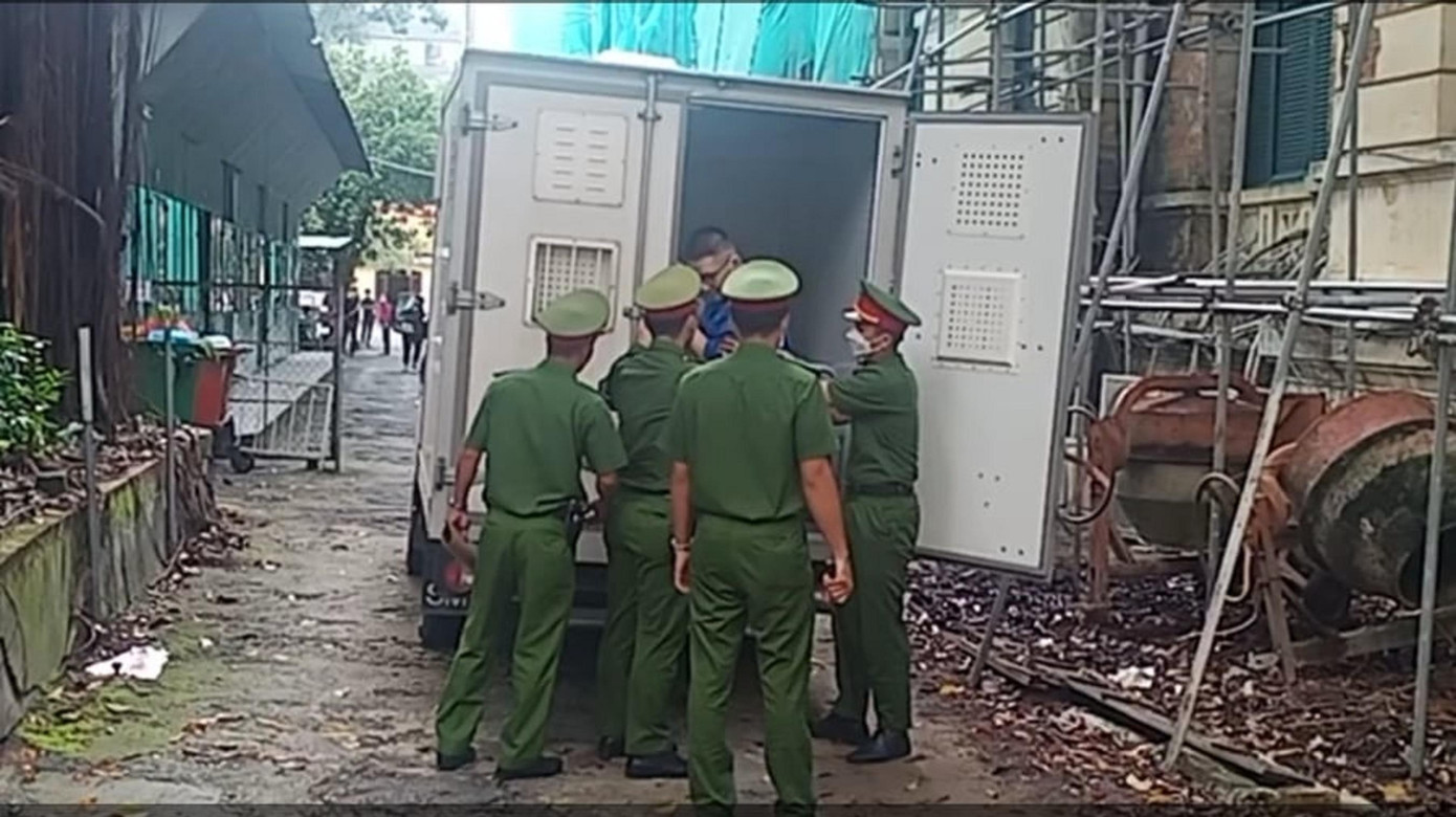 Lúc 7h30 sáng nay, xe cảnh sát dẫn giải Nhâm Hoàng Khang xuất hiện trong khuôn viên Tòa án. Ảnh: Tân Châu.