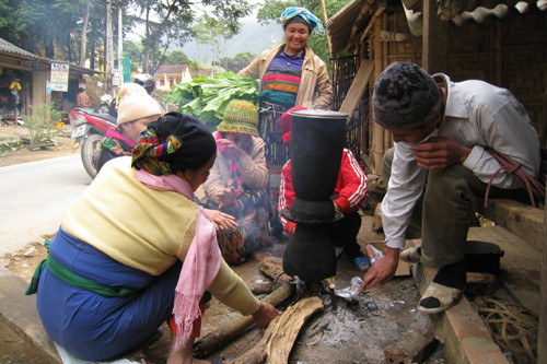 Bếp lửa được người dân nhóm lên khắp nơi, vừa sưởi ấm, vừa tranh thủ nấu nướng