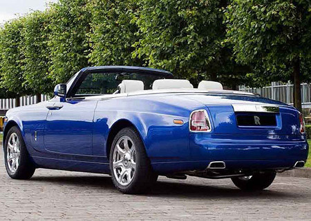 Xe khoác bộ cánh màu xanh dương Mazarine