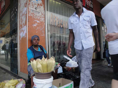 Bán ngô trên vỉa hè
