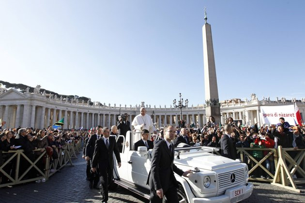 Giáo hoàng Francis diễu hành qua qua trường Thánh Peter trên chiếc xe Jeep màu trắng 