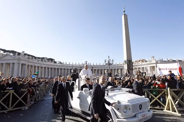 Giáo hoàng Francis diễu hành qua qua trường Thánh Peter trên chiếc xe Jeep màu trắng 