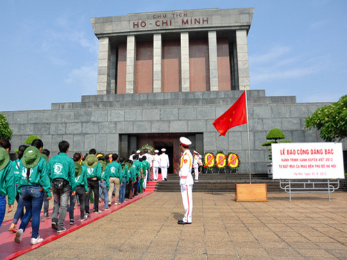 Đoàn đã vào viếng lăng Bác