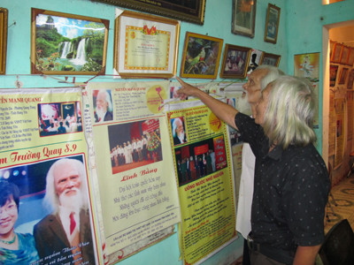 Bằng khen của chủ tịch Hạ vẫn được ông Quang treo trang trọng giữa phòng khách