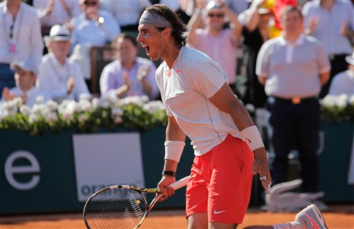 Nadal ăn mừng chiến thắng kịch tính trước Djokovic. Nadal ăn mừng chiến thắng kịch tính trước Djokovic