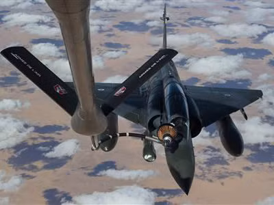 Một máy bay Mirage 2000D được tiếp liệu để chuẩn bị không kích phiến quân Mali. Ảnh: ECOPAD