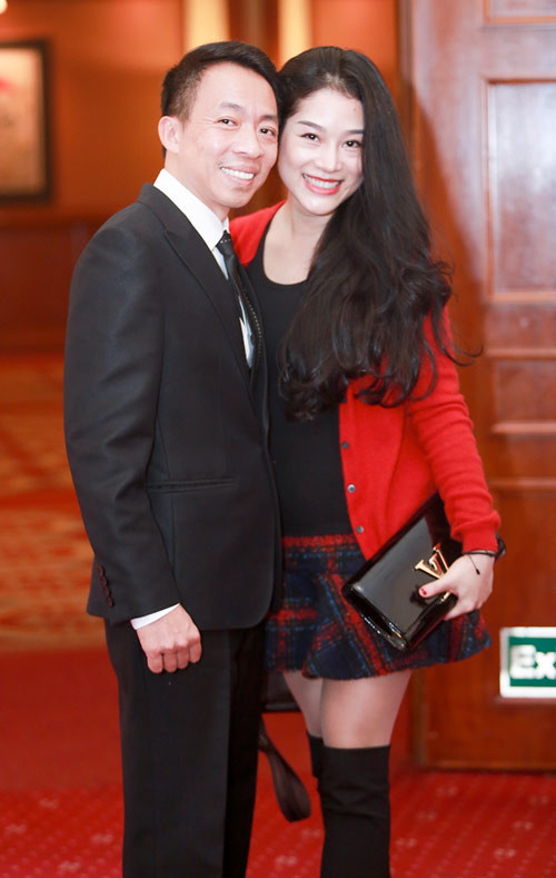 Vợ trẻ kém Việt Hoàn 18 tuổi: Nhìn chồng nắm tay ca sĩ nữ, tôi lộn ruột lắm chứ! ảnh 2