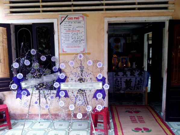 Căn nhà tang thương tại quê nhà của Hằng, nơi mọi người đang tổ chức tang lễ cho cô gái xấu số