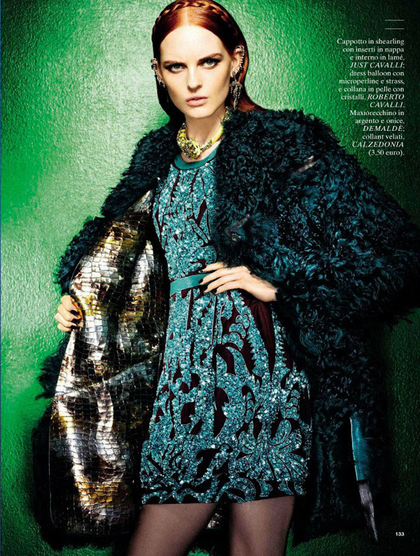 Áo lông sang trọng và quý phái sẽ tăng độ trẻ trung khi đi kèm với thắt lưng cùng phụ kiện cùng tone ấn tượng như thế này. Ấm áp và trẻ trung với chiếc áo lông kéo khóa, dáng lửng. Sẽ thật tuyệt vời khi đi kèm với váy bó bên trong. Họa tiết da báo tưởng chừng không bao giờ lạc hậu, nó vẫn luôn là họa tiết được ưa chuộng. Lạ lẫm với chiếc áo lông màu xanh Sự kết hợp tuyệt vời của chất liệu da và lông