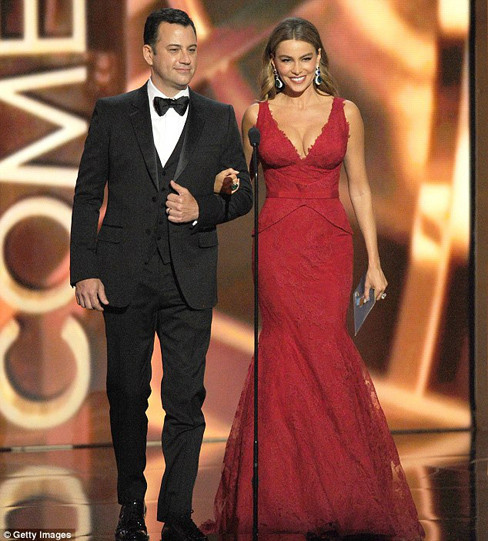 Sofia trên sân khấu lễ trao giải Emmys 2013. Sofia trên sân khấu lễ trao giải Emmys 2013