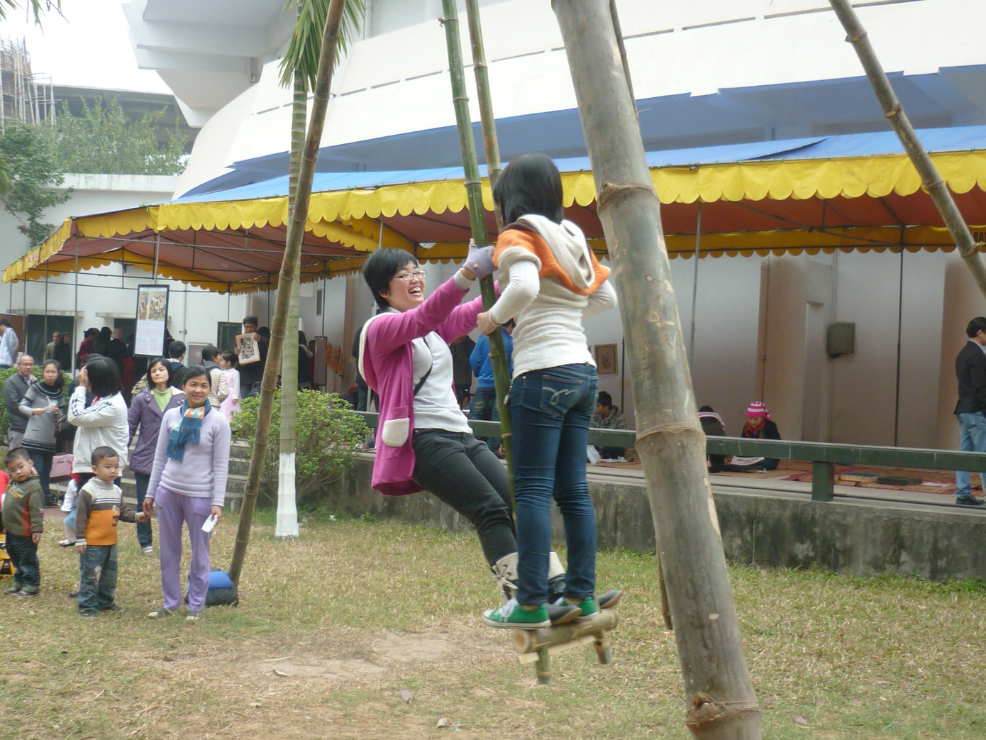 Cười tươi khi được đánh đu