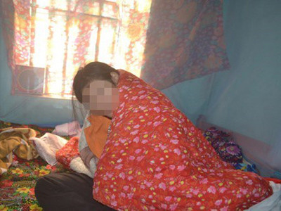 V trở nên điên loạn khi gặp khách lạ