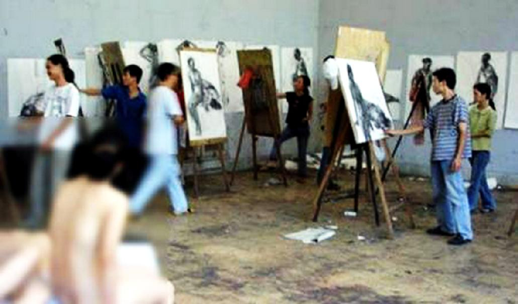 Người mẫu nude trong buổi học vẽ 