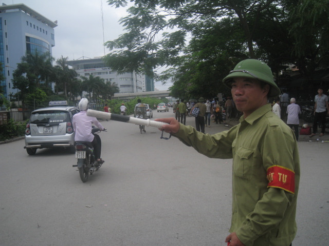 Taxi bến xe Mỹ Đình thưa thớt một cách hiếm có khi lực lượng kiểm tra có mặt.