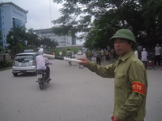 Taxi bến xe Mỹ Đình thưa thớt một cách hiếm có khi lực lượng kiểm tra có mặt.