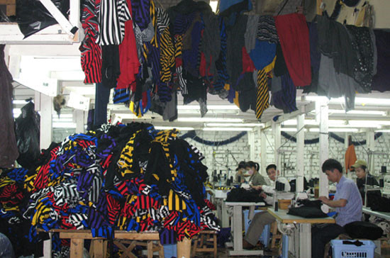 Người lao động Việt trong một xưởng may 