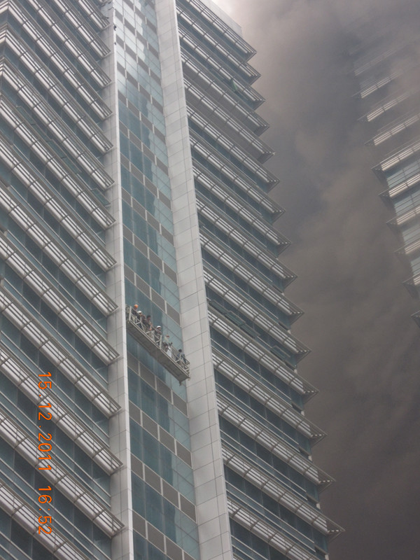 Nhiều công nhân vẫn đứng trong tòa nhà lúc khói bốc lên dữ dội