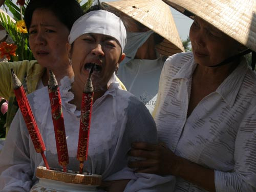 Con gái lớn nhà báo Hoàng Hùng khóc ngất khi đưa tang cha