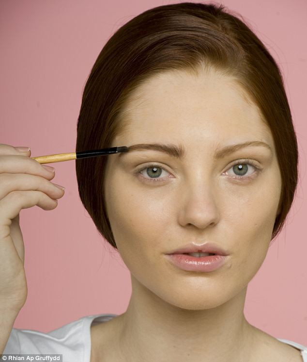 Bước 3: Để xác định đường lông mày, bạn dùng bút chí màu trang điểm màu đậm, tô nhẹ từ trong ra ngoài. Nên nhớ, phía ngoài cần vẽ đường nhỏ hơn, nên đưa tay nhanh khi thực hiện thao tác này