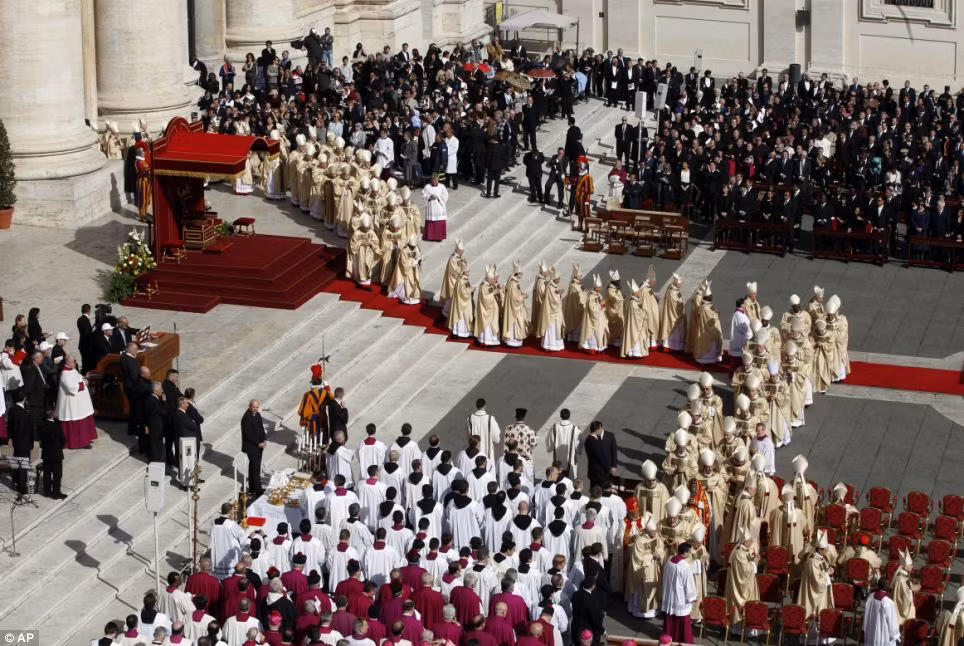 Hàng trăm linh mục cùng bước theo chân của Giáo hoàng Francis 