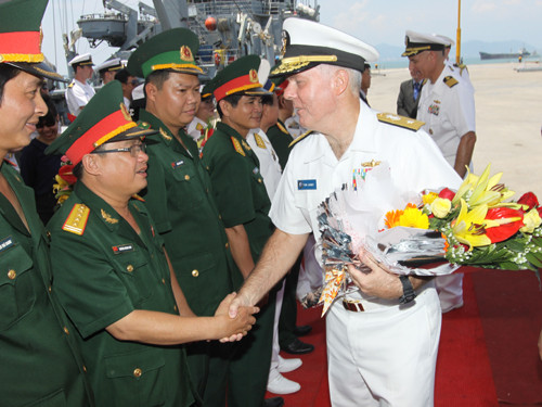 Chuẩn đô đốc, Tư lệnh Tom Carney (bên phải) dẫn đầu đoàn Hải quân Hoa Kỳ được chào đón nồng nhiệt tại Cảng Tiên Sa