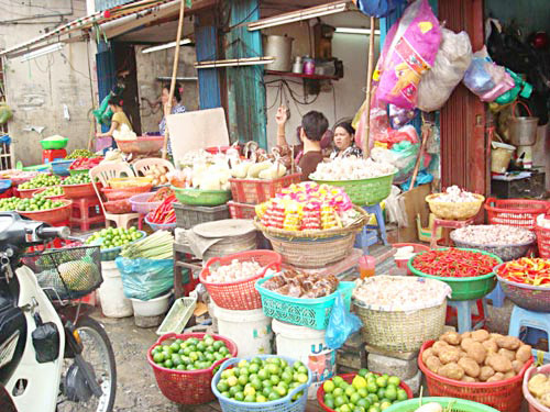 Những quầy nông sản bán lẻ thường có tới 60% là rau, củ, quả có xuất xứ từ Trung Quốc