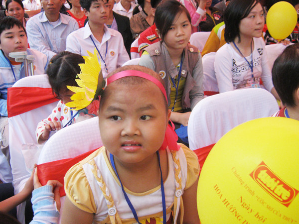 Bệnh nhi Đoàn Thị Hằng (An Đước, Hải Dương) háo hức với ngày hội