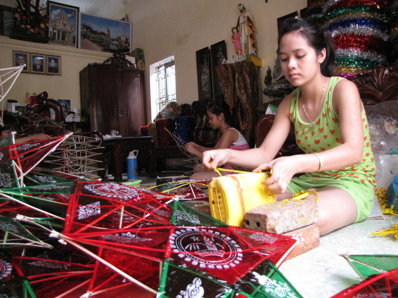 Em Vũ Thị Yến (xóm 4, thôn Bão Đáp) thoăn thoắt làm đèn