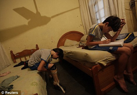 Do đam mê bóng đa, Gabriel Muniz thường dành nhiều thời gian trên sân bóng hơn là ngồi vào bàn học