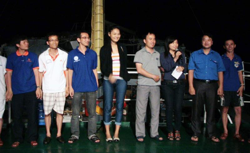 Bạn trẻ giao lưu trên tàu HQ 936 đêm 7-5 Ảnh: T.P