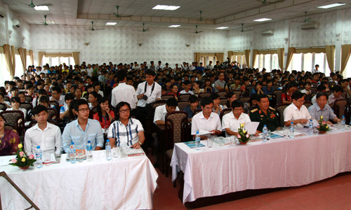 Khách mời giao lưu có Anh hùng lực lượng vũ trang nhân dân, Trung tướng Phạm Tuân; Nhạc sỹ Nguyễn Vĩnh Tiến; Tổng Biên tập báo Tiền Phong Lê Xuân Sơn; cô giáo dạy văn trường chuyên Vĩnh Phúc Bùi Thị Hoàng Yến; Việt kiều Tran Hung John; Đào Thu Hiền tốt nghiệp 2 trường ĐH danh tiếng của Hoa Kỳ (Columbia và Harvard); Lưu Thị Giáng Hương, Á khoa khối D ĐH Hà Nội 2013; Nguyễn Thị Hải Anh - Huy chương đồng Olympic sinh học Quốc tế; Nguyễn Thu Thủy học sinh trường Amsterdam Hà Nội.