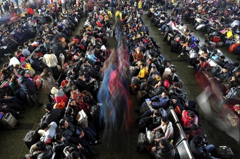 Hành khách chờ lên tàu ở tỉnh Tứ Xuyên. Ảnh: AP