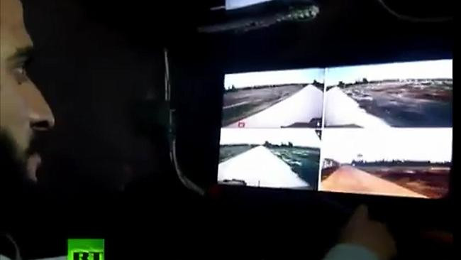 Màn hình LCD bên trong xe tăng truyền lại hình ảnh từ bên ngoài. Màn hình LCD bên trong xe tăng truyền lại hình ảnh từ bên ngoài