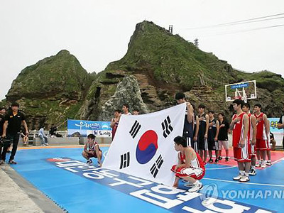Liên đoàn Bóng rổ Hàn Quốc tổ chức cho học sinh thi đấu bóng rổ trên đảo Dokdo/Takeshima hôm 25-8. Ảnh: Yonhap