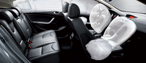 Đầy đủ chức năng an toàn gồm hệ thống chống bó cứng phanh ABS, hệ thống cân bằng điện tử ESP, hệ thống hỗ trợ lực phanh khẩn cấp, 6 túi khí,… đem lại sự an tâm cho người sử dụng