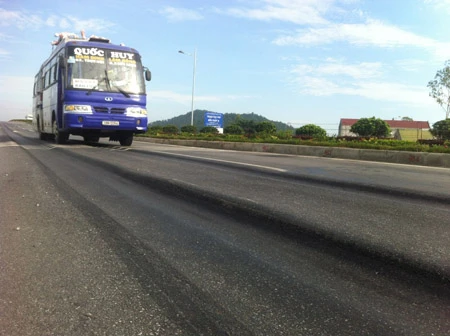 Những vết hằn, lún mặt đường xuất hiện trên một đoạn Quốc lộ 1 dù mới được đưa vào khai thác sau khi nâng cấp