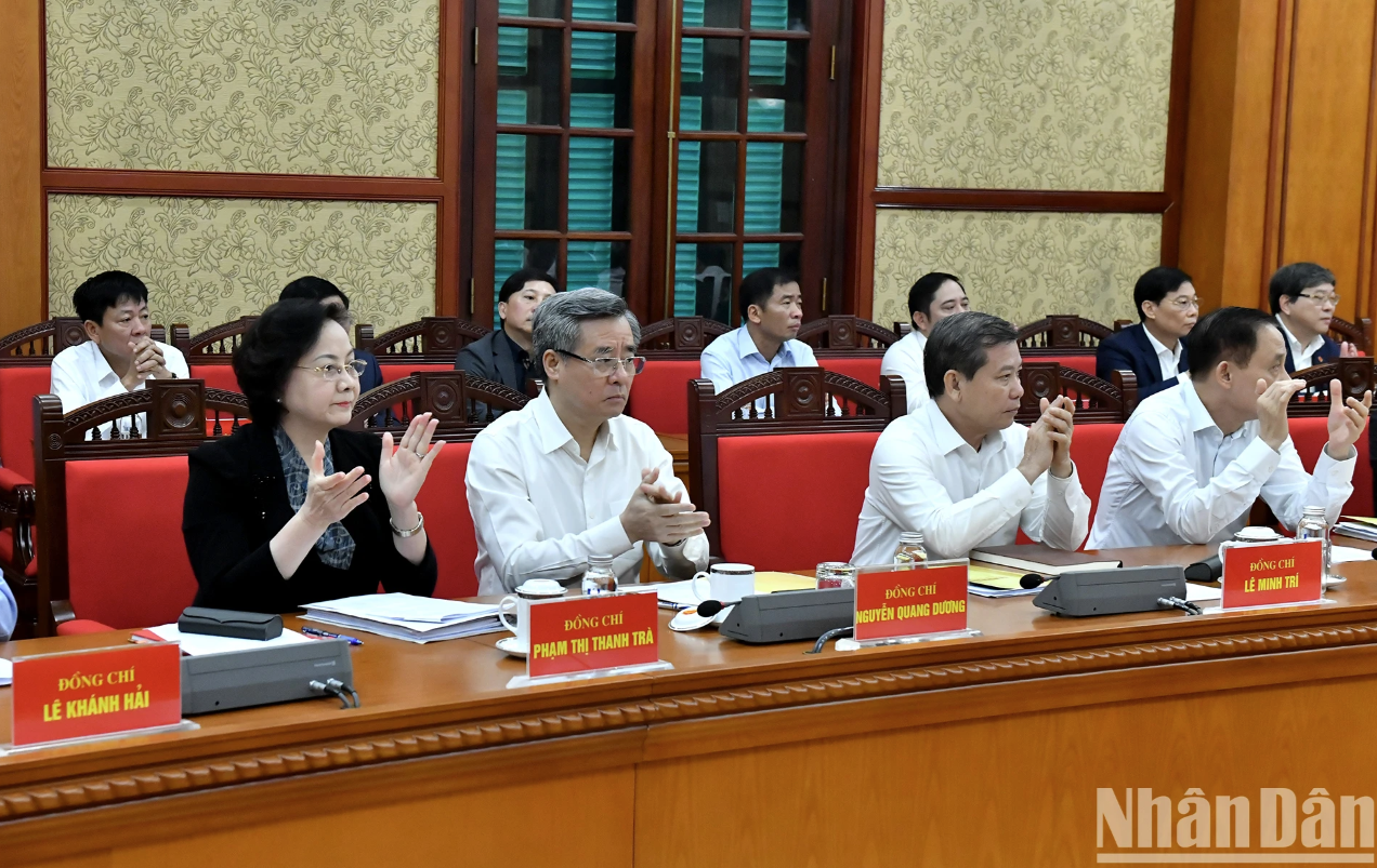 Các đồng chí thành viên Ban Chỉ đạo tham dự phiên họp.