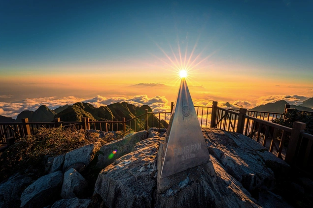 Bình minh đẹp tuyệt trên đỉnh Fansipan. Ảnh: Minh Tú.