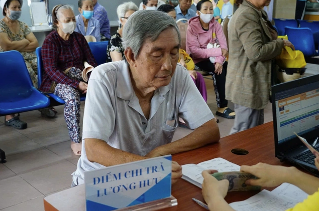 Nhiều người mong muốn năm 2025, nếu Nhà nước chưa tăng lương cho cán bộ, công chức thì vẫn nên tăng lương hưu thêm ít nhất 15% cho người nghỉ hưu. Nhiều người mong muốn năm 2025, nếu Nhà nước chưa tăng lương cho cán bộ, công chức thì vẫn nên tăng lương hưu thêm ít nhất 15% cho người nghỉ hưu.