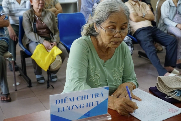 Người già chỉ trông chờ vào lương hưu chứ chẳng thể làm thêm được việc gì để có thu nhập ổn định. Người già chỉ trông chờ vào lương hưu chứ chẳng thể làm thêm được việc gì để có thu nhập ổn định.