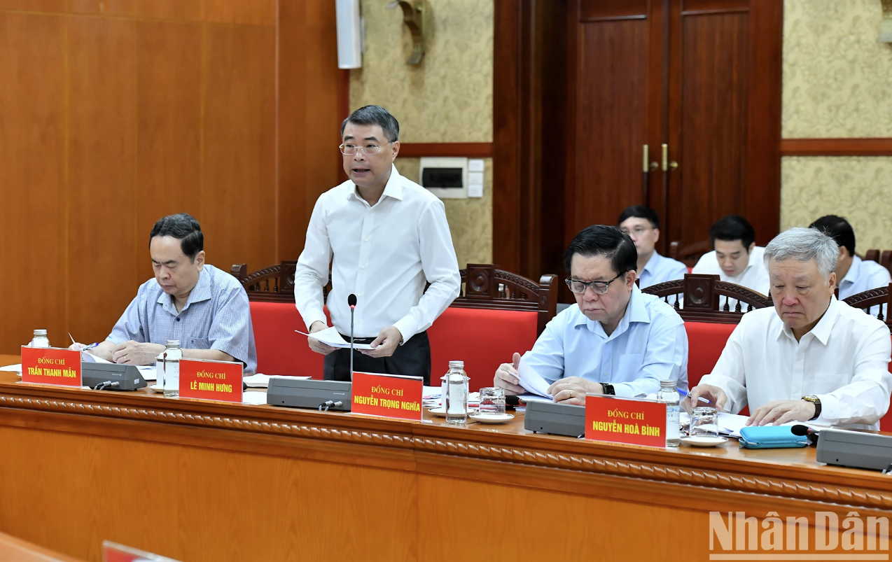 Đồng chí Lê Minh Hưng, Ủy viên Bộ Chính trị, Bí thư Trung ương Đảng, Trưởng Ban Tổ chức Trung ương trình bày báo cáo tại phiên họp.