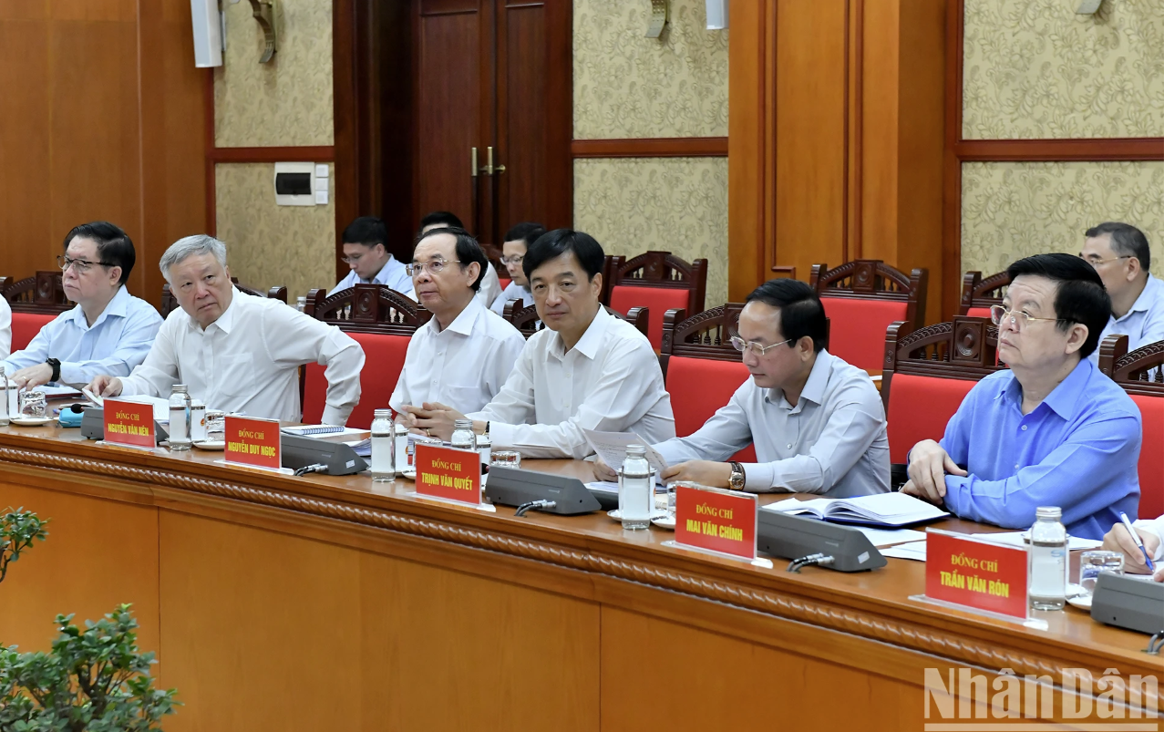 Các đồng chí thành viên Ban Chỉ đạo tham dự phiên họp.