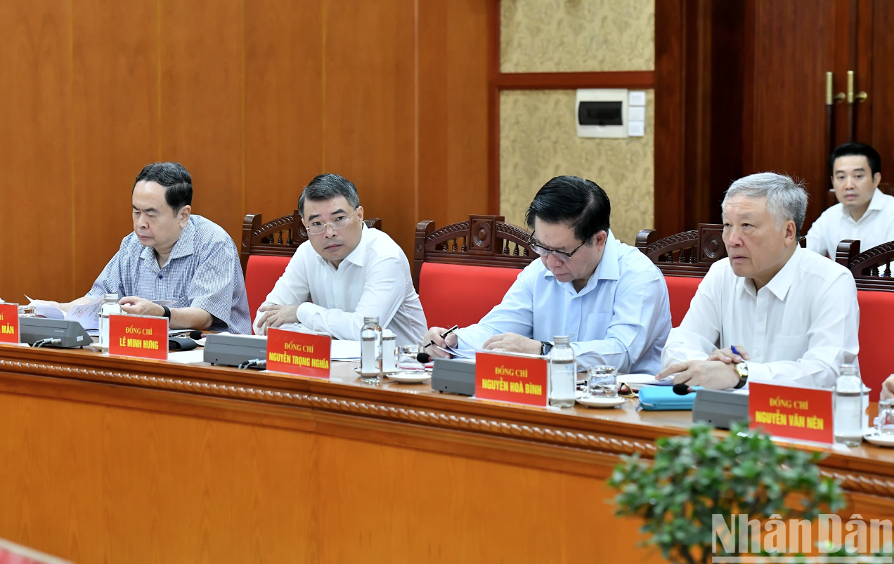 Các đồng chí thành viên Ban Chỉ đạo tham dự phiên họp.