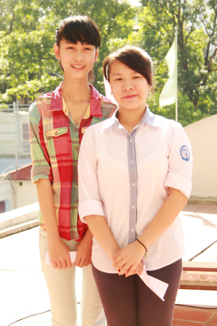 Hai em Lê Thuỳ Linh (bên trái) và em Hà Phượng Mai là hai học sinh có hoàn cảnh gia đình khó khăn nhưng vẫn học tập 