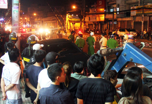 Người phụ nữ 'ăn vạ trong sự chứng kiến của nhiều người dân đi đường. Ảnh: An Nhơn (VnExpress). Người phụ nữ 'ăn vạ trong sự chứng kiến của nhiều người dân đi đường. Ảnh: An Nhơn (VnExpress)