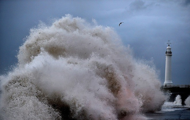 Bọt trắng cao tương đương với ngọn hải đăng ở Seaburn. Ảnh: PA