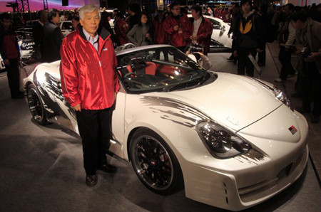 Ông Hiromu Naruse bên chiếc xe thể thao Toyota MR2.