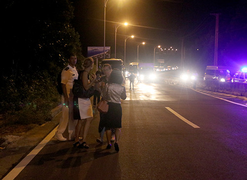 Hai tài xế bỏ xe chắn ngang đường, đèo Cù Hin kẹt cứng ảnh 2