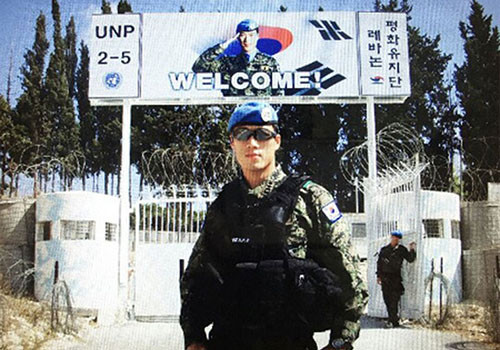 Vệ sĩ điển trai tự nguyện bảo vệ Tổng thống Hàn Quốc ảnh 1