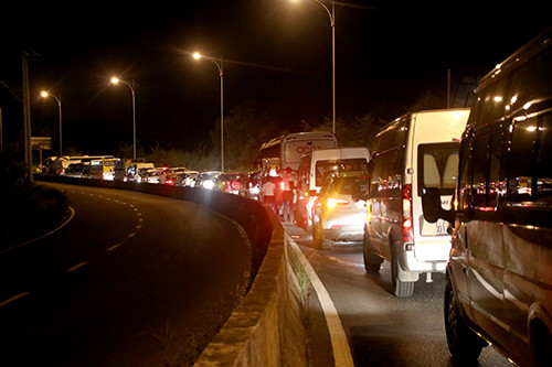 Hai tài xế bỏ xe chắn ngang đường, đèo Cù Hin kẹt cứng ảnh 1